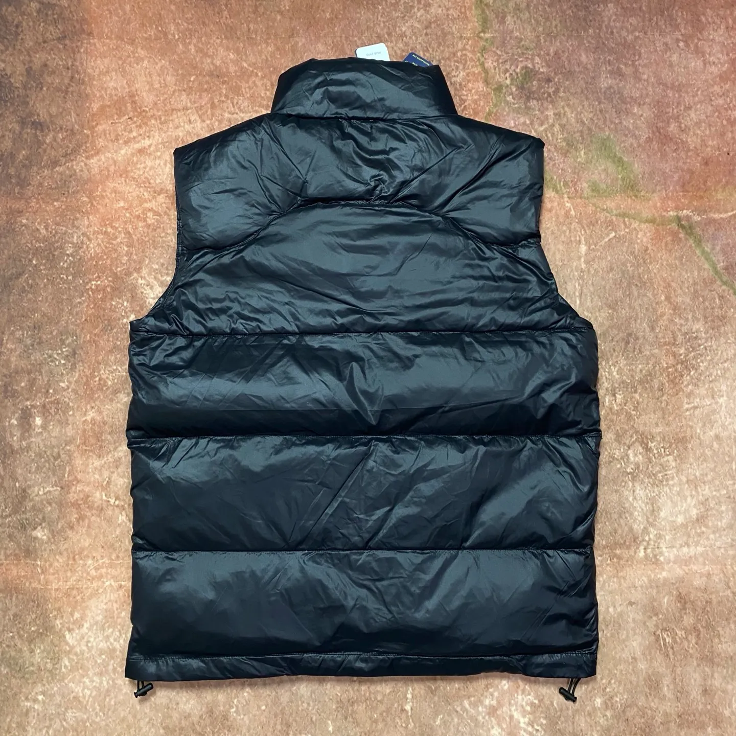 P560 Rah Lauren embroidered down vest (top version of pure down) 100% pure down, a classic and evergreen style, the same model used by celebrities and internet celebrities to keep out the cold, made from fabrics, fillings to auxiliary materials, all-round benchmarking against the original quality. It uses an imported Behringer embroidery machine, 10,000-needle electric embroidery technology, and imported No. 7 needles and embroidery thread to create a full, three-dimensional, clear-textured polo logo on the chest, which can be called a "moving texture badge." Double-layer locked velvet interior, bid farewell to the worry of velvet running away. The inner lining adopts a nylon double-layer sealed velvet structure to strictly prevent velvet drilling. The hem has a built-in adjustable drawstring, making it more windproof and cold-proof. Paired with customized size 8 YKK zipper, a must-have item for autumn and winter. Color Black, Navy Blue, Black Glossy Size m-xxl